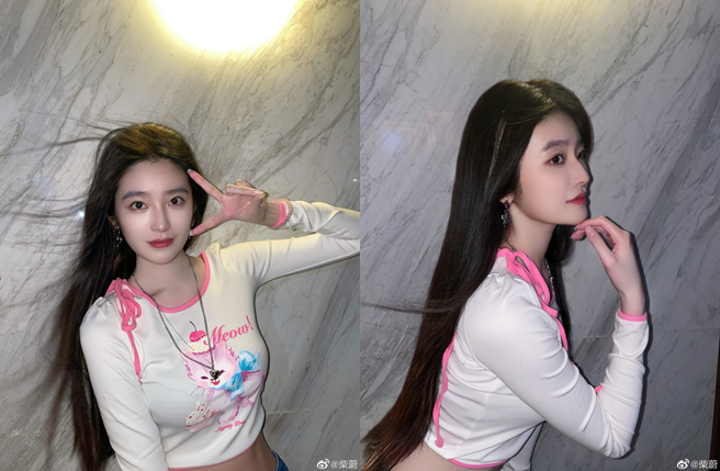 大陆童星柴蔚火辣身材，吸引网友目光。（图／微博@柴蔚）