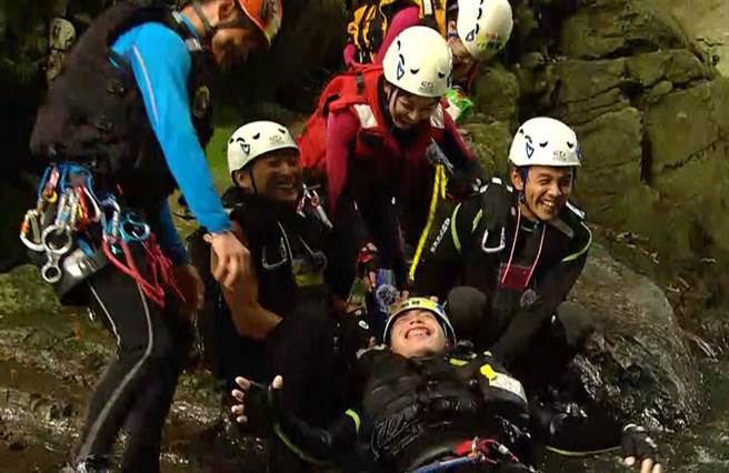 无尊体验救人结果反被救，崩溃求制作单位剪掉内容。（民视提供）