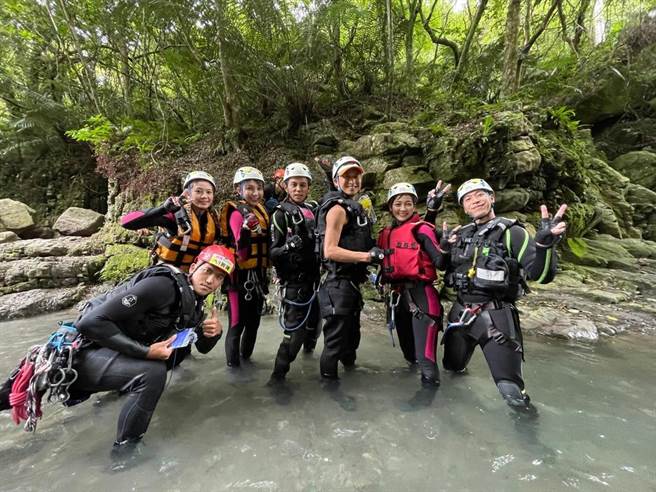 职人（左起）、熊霓、林可、阿翔、浩子、篮篮及无尊。（民视提供）