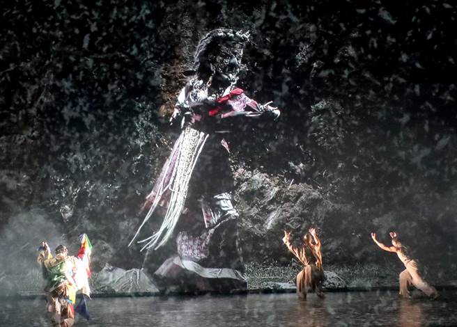 优人神鼓创办人刘若瑀、艺术总监黄志群，在2002年带领团员到西藏转山的经验，因高山缺氧寸步难行，在死里逃生，如今20年过去，团队运用5G科技，将这段经验转换成作品《转山》，并挑战异地共演。（郑任南摄）