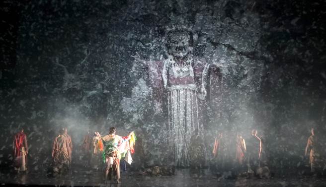 面对首度挑战5G科技应用，艺术总监黄志群表示，5G时代的来临，让艺术家在创作上有了新的尝试点。（郑任南摄）