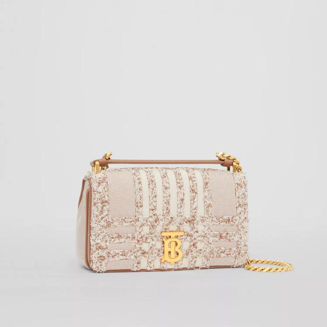 台北101独家Burberry小型针扎帆布Lola包自然色。（台北101提供）