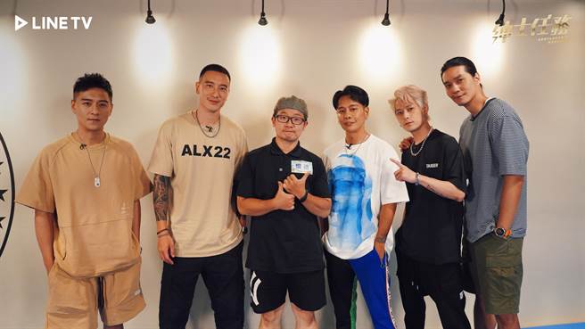 鄭人碩（左起）、王陽明、被改造者懷德、造型師璟毅、助理主持祐琋。（LINE TV提供）
