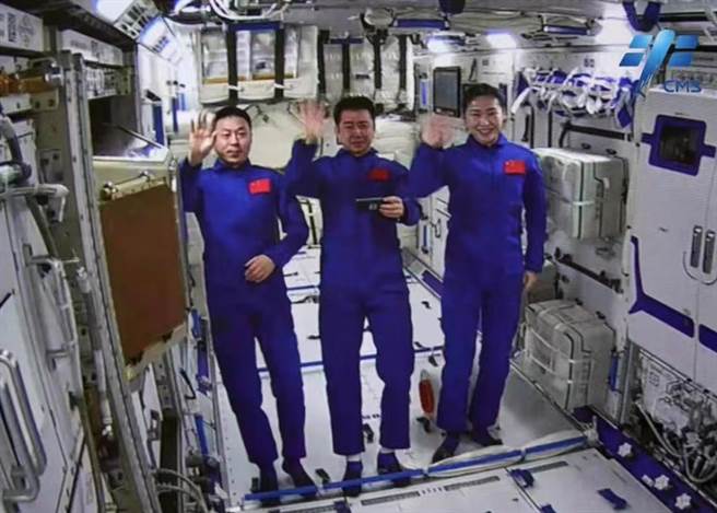 圖為7月25日，大陸太空人陳冬（中）、劉洋（右）、蔡旭哲進入問天實驗艙。