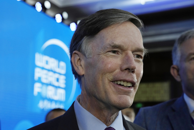 与中国不时爆发口角的美国驻华大使伯恩斯今天发布一张他在上海排队做核酸检测的照片，在网上引发热议。（图／美联社）