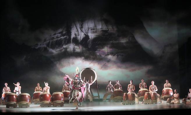 优人神鼓1日在臺北国家戏剧院为将于2日举行的年度创作《转山》世界首演进行最后的彩排，在黑帽金刚舞的节目中，舞者向同时存在于无量时空中的神祉与灵魂献供，在优人神鼓的鼓声中经由智慧的加持，消弭一切灾难和障碍，带来平安。（郑任南摄）