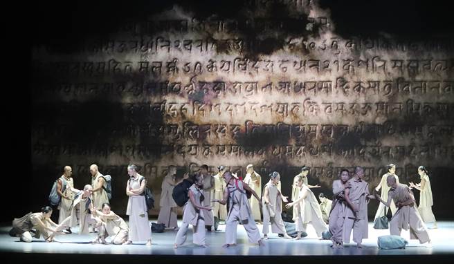 优人神鼓1日在臺北国家戏剧院为将于2日举行的年度创作《转山》世界首演进行最后的彩排，在辩经的节目中，以师父和弟子辩论生命议题为开端，芸芸眾生现身各地也争论着各种议题，以强烈的肢体张力和言语衝突表现内在的交与和症结，同时也隐含着某种从中解脱的契机。（郑任南摄） 