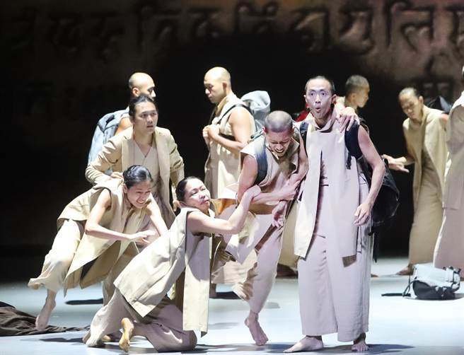 优人神鼓1日在臺北国家戏剧院为将于2日举行的年度创作《转山》世界首演进行最后的彩排，在辩经的节目中，以师父和弟子辩论生命议题为开端，芸芸眾生现身各地也争论着各种议题，以强烈的肢体张力和言语衝突表现内在的交与和症结，同时也隐含着某种从中解脱的契机。（郑任南摄）