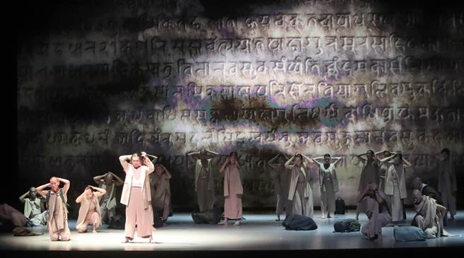 优人神鼓1日在臺北国家戏剧院为将于2日举行的年度创作《转山》世界首演进行最后的彩排，在辩经的节目中，以师父和弟子辩论生命议题为开端，芸芸眾生现身各地也争论着各种议题，以强烈的肢体张力和言语衝突表现内在的交与和症结，同时也隐含着某种从中解脱的契机。（郑任南摄） 