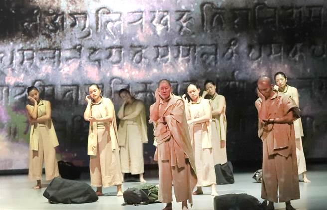 优人神鼓1日在臺北国家戏剧院为将于2日举行的年度创作《转山》世界首演进行最后的彩排，在辩经的节目中，以师父和弟子辩论生命议题为开端，芸芸眾生现身各地也争论着各种议题，以强烈的肢体张力和言语衝突表现内在的交与和症结，同时也隐含着某种从中解脱的契机。（郑任南摄） 