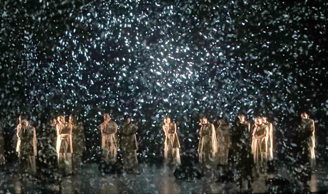 优人神鼓1日在臺北国家戏剧院为将于2日举行的年度创作《转山》世界首演进行最后的彩排，在大风雪的节目中，续之前辩经激烈争论后的安静眾人精疲力竭，在暴风雪的声音中倒下。（郑任南摄）