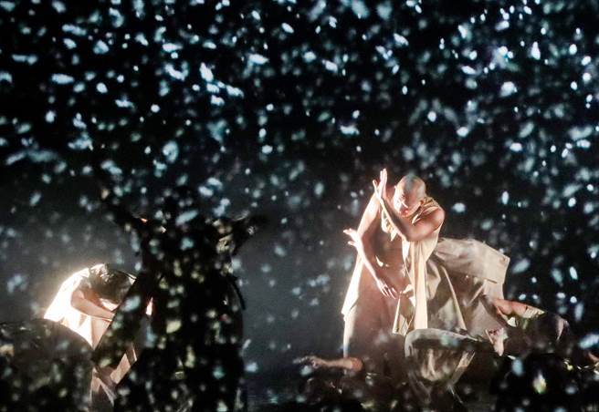 优人神鼓1日在臺北国家戏剧院为将于2日举行的年度创作《转山》世界首演进行最后的彩排，在大风雪的节目中，续之前辩经激烈争论后的安静眾人精疲力竭，在暴风雪的声音中挣扎倒下。（郑任南摄） 