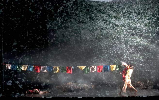 优人神鼓1日在臺北国家戏剧院为将于2日举行的年度创作《转山》世界首演进行最后的彩排，在大风雪的节目中，续之前辩经激烈争论后的安静眾人精疲力竭，在暴风雪的声音中挣扎倒下。（郑任南摄） 