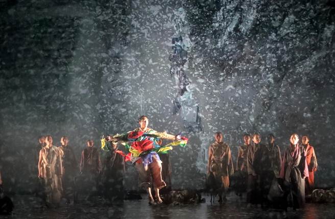 优人神鼓1日在臺北国家戏剧院为将于2日举行的年度创作《转山》世界首演进行最后的彩排，在大风雪的节目中，续之前辩经激烈争论后的安静眾人精疲力竭，在暴风雪的声音中挣扎倒下。接者在金瓜石地质公园本山矿场的莲师及四尊神兽舞者同步出现舞台上，为在生活及生命中困顿不安的人们加持，使得内在的力量觉醒，超越了原本生活中的细琐、纠结与对立。（郑任南摄） 