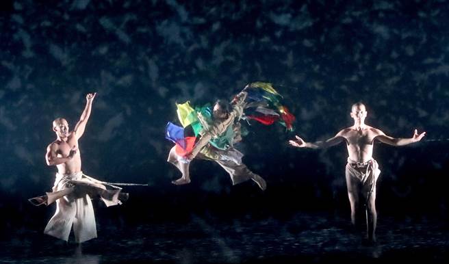 优人神鼓1日在臺北国家戏剧院为将于2日举行的年度创作《转山》世界首演进行最后的彩排，在大风雪的节目中，续之前辩经激烈争论后的安静眾人精疲力竭，在暴风雪的声音中挣扎倒下。接者在金瓜石地质公园本山矿场的莲师及四尊神兽舞者同步出现舞台上，为在生活及生命中困顿不安的人们加持，使得民眾内在的力量觉醒而，超越了原本生活中的细琐、纠结与对立因而起舞庆祝。（郑任南摄）