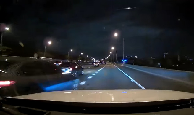 驾驶国道上遭「高速剪车」差点两车擦撞，他不禁大骂别上路害人。（翻摄自脸书爆废公社）