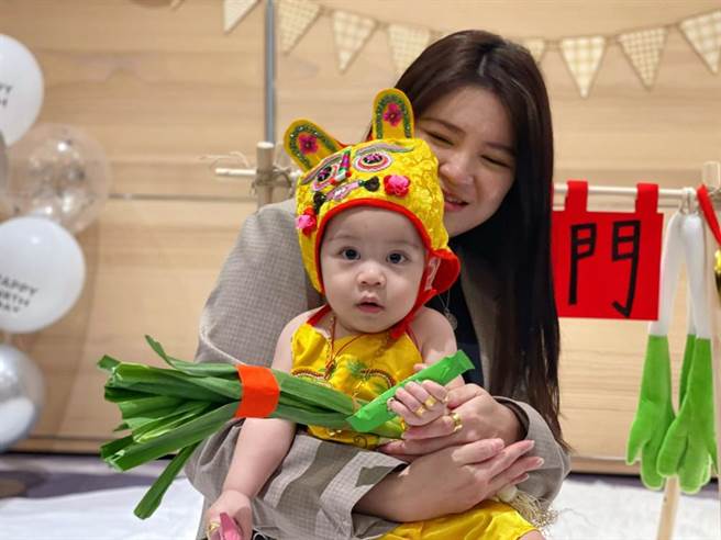 【和逸饭店‧台南西门馆】为平常忙碌的新手爸妈策划抓周活动，主打家长既能够轻松宴客，同时大人及孩子们可以畅玩饭店内的户外游乐设施，满足休閒游乐需求。（和逸饭店‧台南西门馆提供）