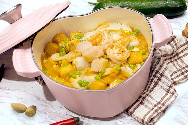 「蟹黄海鲜豆腐煲」。（六福旅游集团提供）