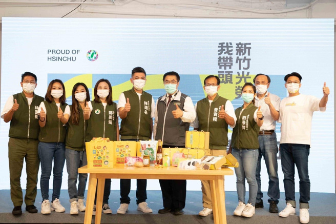 黄伟哲今天特别北上行销台南办伴手礼。(翻摄黄伟哲脸书)