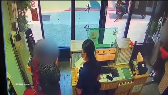 南非籍女子走进派出所向警方求助。（警方提供）