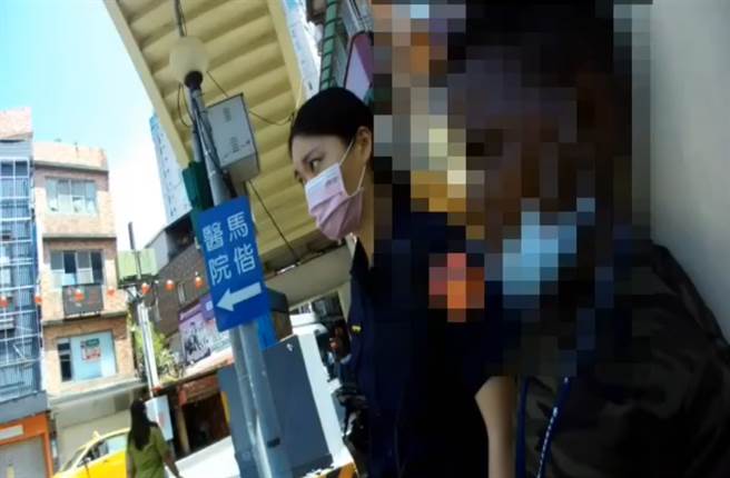 女警寻获男童，并告诉他「Your mom is looking for you！」（警方提供）