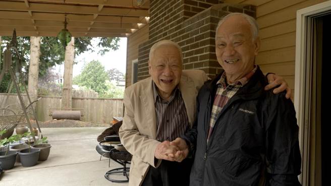 吴晟（右）赴温哥华感动再会恩师痖弦。（目宿媒体提供）