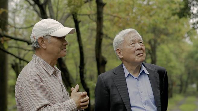 痖弦在2014年纪录片《如歌的行板》曾造访吴晟位于彰化溪州的纯园。（目宿媒体提供）