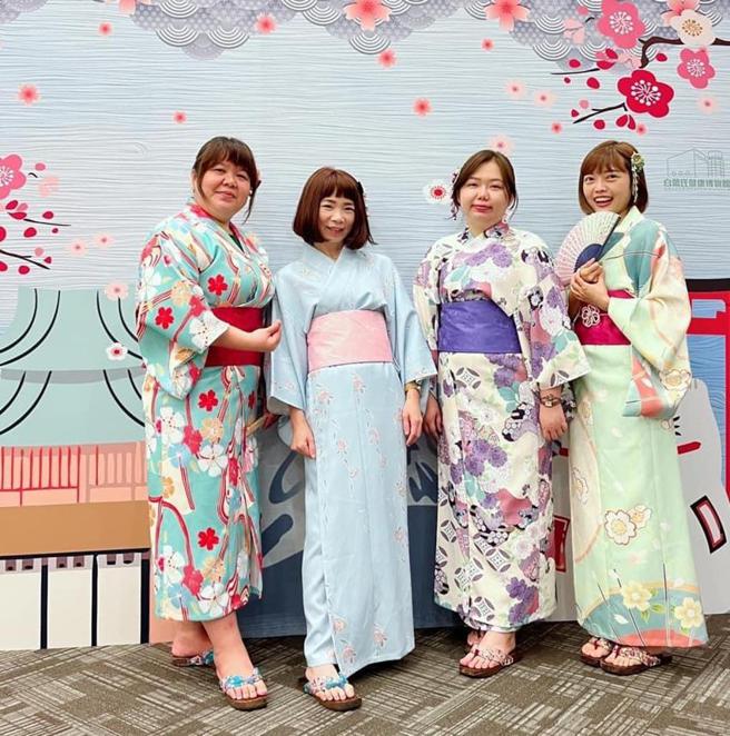 （因疫情，各国边境尚未完全开放，白兰氏健康博物馆，特地安排「日式浴衣写真体验」活动，让民眾穿上日式浴衣打卡。图／白兰氏健康博物馆提供）