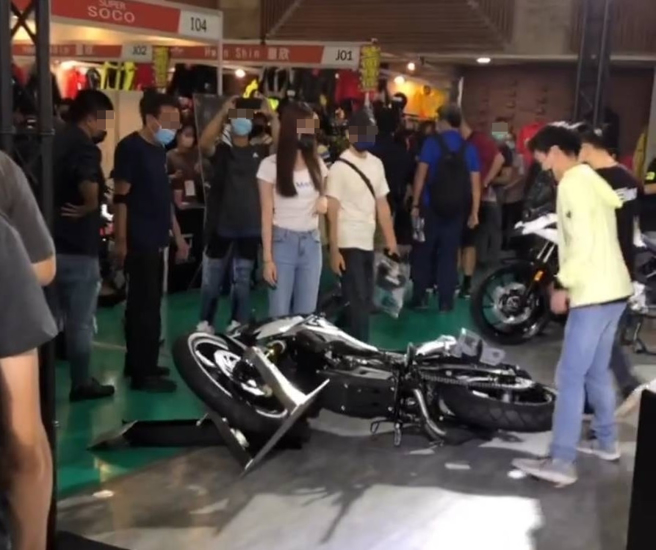长髮妹在展览场上不慎「靠倒」BMW重机，网友见这一幕开玩笑表示「恭喜贺成交」。（翻摄自脸书重机车友 ❘ 各区路况天气、资讯分享中心）