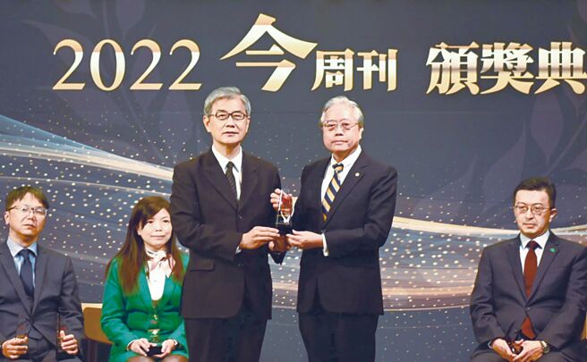 合库银行获「最佳银色友善奖」奖项肯定，由金管会主委黄天牧（左）颁奖，合库金控暨银行董事长雷仲达（右）代表领奖。图／合库提供