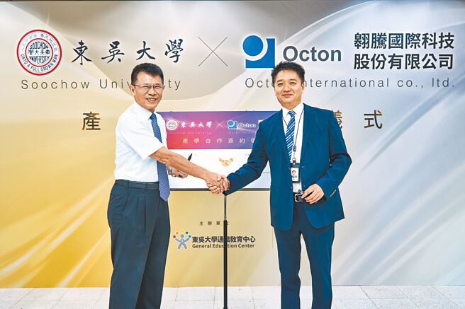 东吴大学校长潘维大（左）与翱腾科技执行长陈新（右）签署产学合作协议。图／业者提供