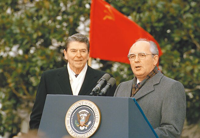 1987年戈巴契夫前往华府与美国总统雷根会晤。（美联社）