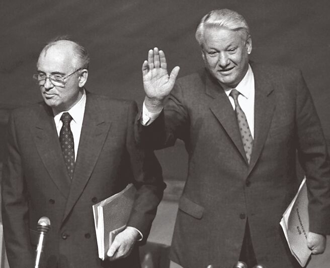 1991年12月25日苏联宣告解体戈巴契夫辞去苏联总统，俄罗斯第一任总统为叶尔钦（右）。（路透）