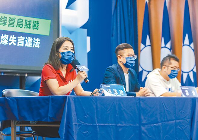 国民党文传会副主委舒翠玲（左）等人31日召开「揭露绿营乌贼战，郑文灿失言违法」记者会，质疑桃园市长郑文灿、桃园市长参选人郑运鹏，胡乱指控国民党桃园市长参选人张善政过去承接农委会研究计画抄袭，并呼吁绿营适可而止，否则蓝营不排除搜证提告。（粘耿豪摄）