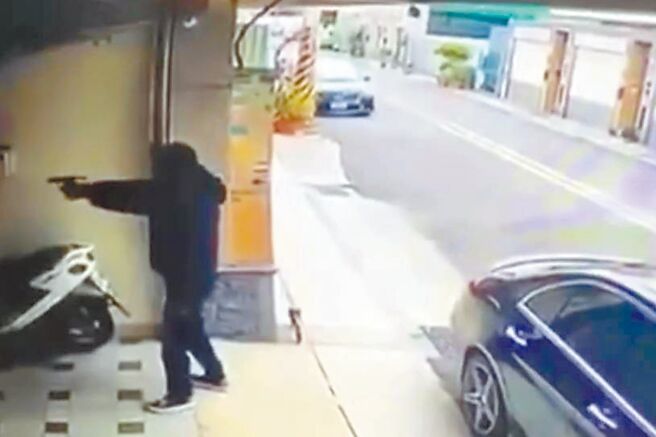 新竹市8月30日發生槍擊案，戴姓男子遭蒙面歹徒連轟10槍，受傷送醫。（翻攝自黑色豪門企業）