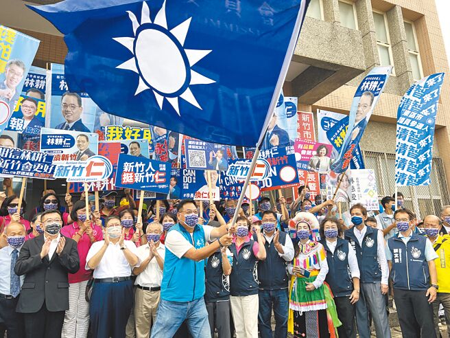 國民黨新竹市長參選人林耕仁昨登記參選新竹市長，新竹縣長楊文科、議長許修睿、前新竹市長林政則、童勝男、立委鄭正鈐及黨籍議員也到場支持。（王惠慧攝）