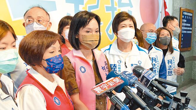 昨傳前衛生署長楊志良有意在9月2日登記參選高雄市長，但楊否認此事。對此，國民黨高雄市長參選人柯志恩（中）昨直斥，這是空穴來風的事。（柯宗緯攝）