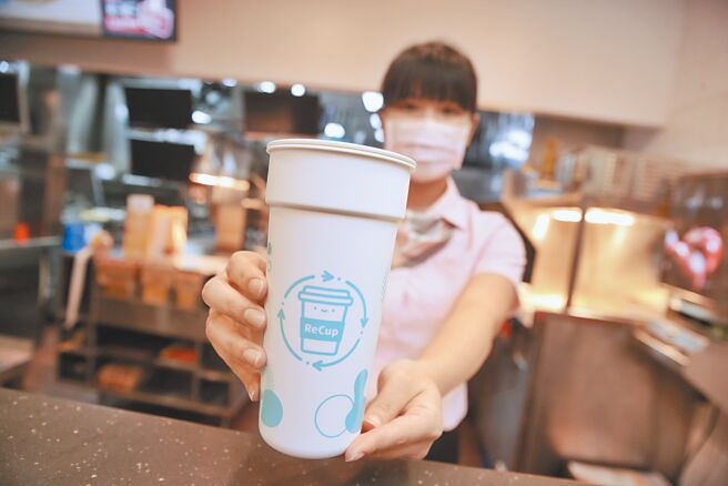 台北市環保局將循環杯服務範圍延伸至公館商圈與台北車站站前商圈，希望能建立民眾使用循環杯或攜帶環保杯的綠色消費習慣。（本報資料照片）