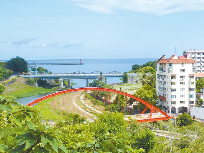 花莲市街发展与花莲港息息相关，花莲县文化局为让民眾认识花莲港建港歷史脉络，委托「赤兔影像」以80年前花莲港为背景，拍摄跨时空爱情喜剧微电影《寻找回忆的金木君》，诉说花莲港临港廊道的昔日风华。（罗亦晽摄）