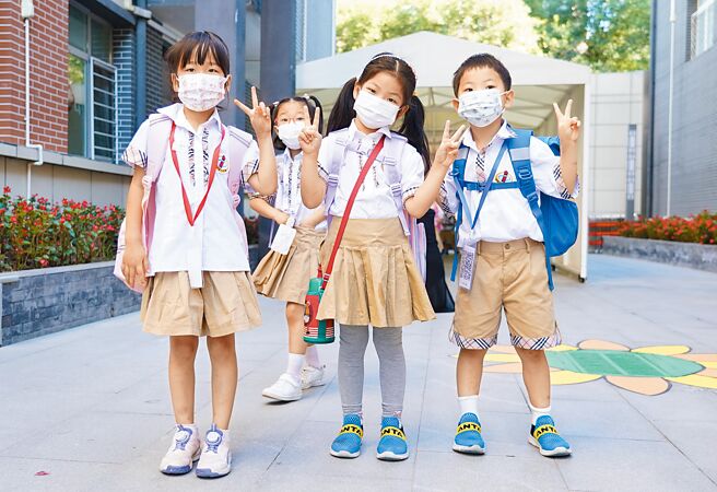 大陆多地疫情再起，北京也新增一确诊病例，北京的中小学9月1日开学，8月31日小一新生先到学校报到。（新华社）
