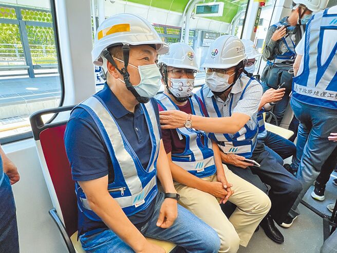 位於新北市新店區的安坑輕軌可望年底完工通車，目前正在進行高架段動態測試，市長侯友宜8月31日前往視察，從K3台北小城站試乘至K9十四張站。（李奇叡攝）