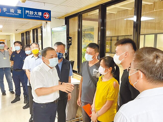 新北市新莊區福營派出所林姓員警因公受傷，新北市長侯友宜也在8月31日早上親赴醫院慰問家屬。(新莊警分局提供／黃敬文新北傳真)