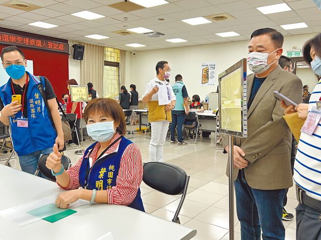 桃园市选委会昨人声鼎沸，议长邱奕胜（右）也排队等候许久。（蔡依珍摄）