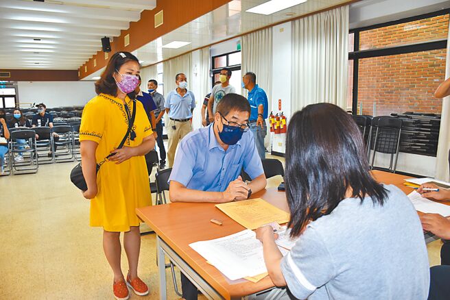 竹南鎮現任鎮長方進興昨日上午完成登記參選。（謝明俊攝）