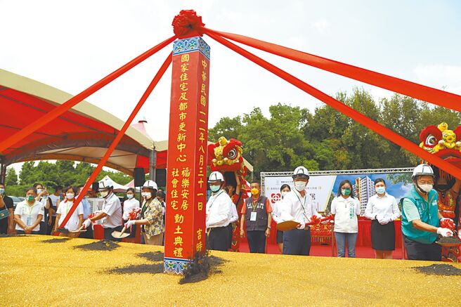國家住宅及都市更新中心選定嘉義縣民雄鄉昔日北勢子營區土地，規畫興建嘉縣首座社會住宅，31日「福樂安居」社會住宅正式動土。（呂妍庭攝）