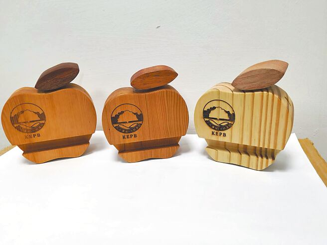 高市府環保局1日舉辦「高雄2050淨零及循環經濟國際論壇」，除邀請各國代表、產業共同進行淨零倡議外，更將針對淨零及循環經濟進行雙主題分享，環保局也特別使用廢家具木料及下腳料製作手機架紀念品。（高市府環保局提供／洪浩軒高雄傳真）