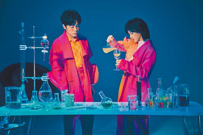 吳青峰邀請孫燕姿合唱新歌〈醉鬼阿Q〉。（環球音樂提供）