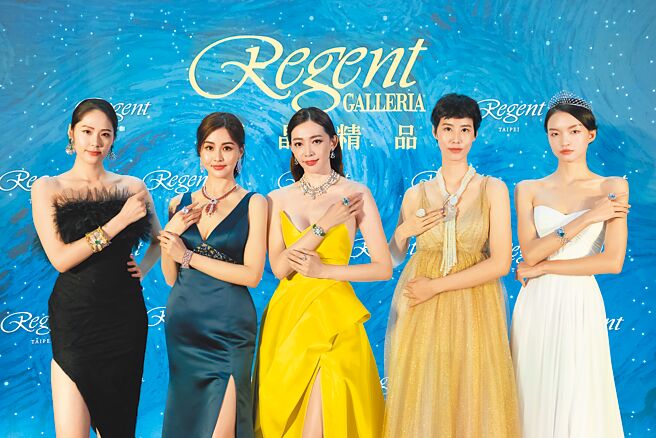 「丽晶之夜」由名模们诠释，集顶级珠宝腕表品牌齐聚一堂，多款全球唯一珠宝供贵客近身鑑赏。（丽晶精品提供）