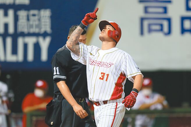 味全龍林智勝擊出3分打點全壘打，也是生涯第298支全壘打。（杜宜諳攝）