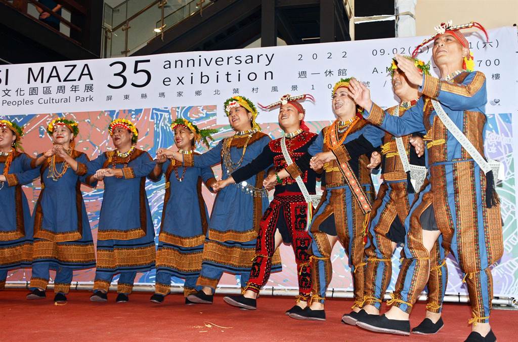 原民文化園區35周年特展，族人以辦喜事心情參與活動。（林和生攝）